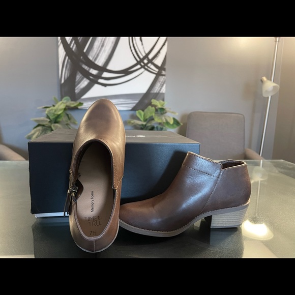 Woman’s size 7 1/2 Time and Tru shoes. Memory foam. Excellent Condition - Picture 3 of 3